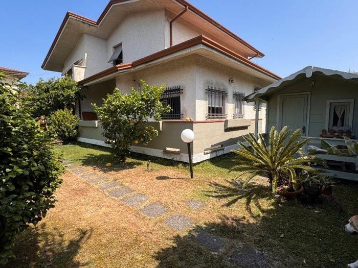 Casa con 6 locali in vendita in Via Firenze, Marina di Massa Centro, Massa