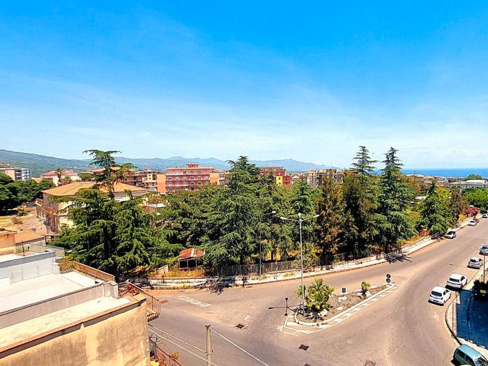 Appartamento quadrilocale in vendita in Viale delle Provincie, Centro, Giarre