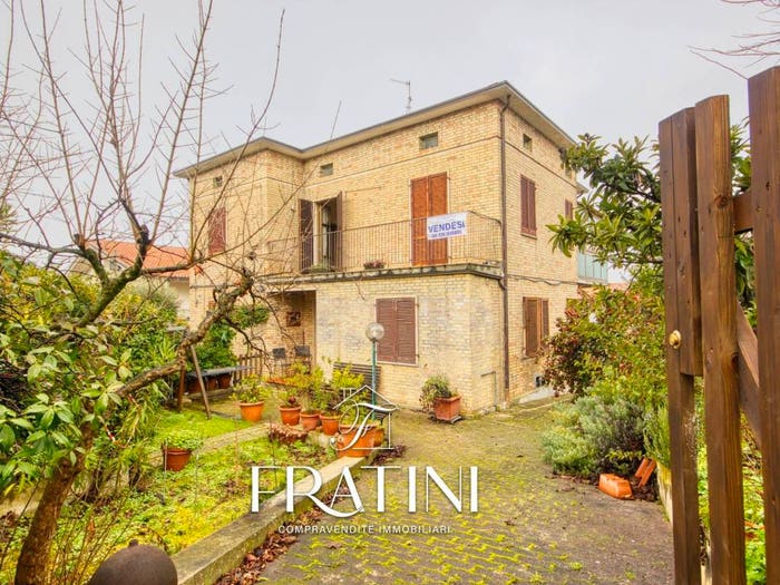 Casa con 6 locali in vendita in Via Dei Pini, Ancarano