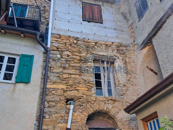 Casa quadrilocale in vendita in Via Quattro Novembre, Centro, Molini di Triora