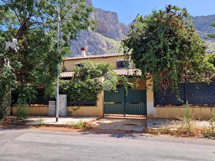 Casa con 6 locali in vendita in Via Tritone, Sferracavallo Barcarello, Palermo