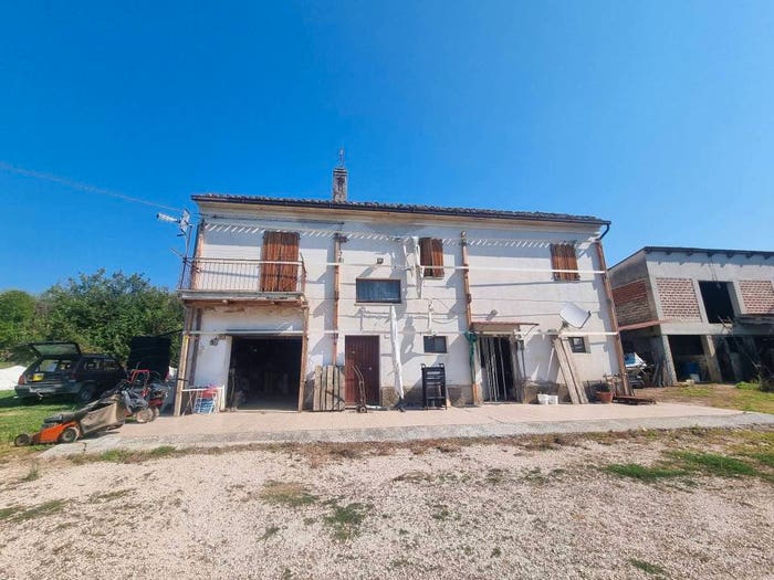 Casa con 6 locali in vendita in Via Fiastra, Corridonia