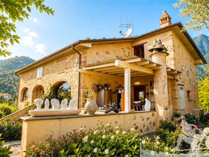 Casa con 6 locali in vendita in Camaiore Paese, Camaiore