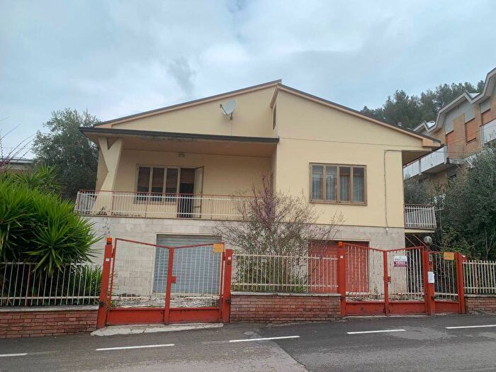 Casa con 6 locali in vendita in Via Giuseppe Flaiani, Centro, Teramo