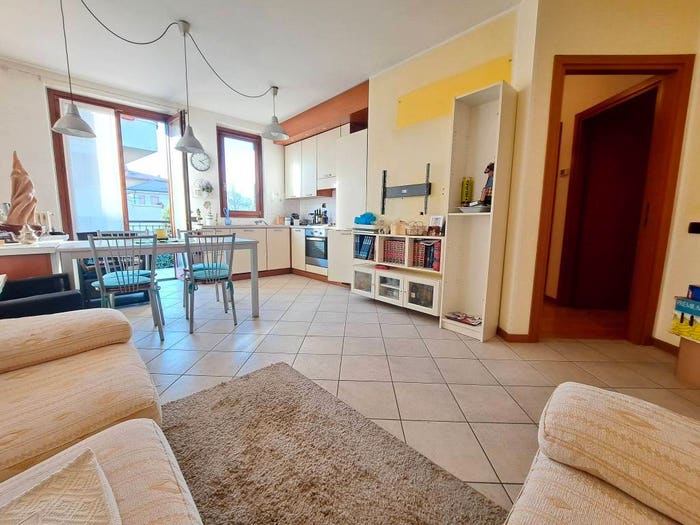 Appartamento trilocale in vendita in Via California, Semicentro, Cantù