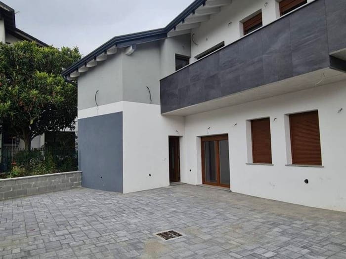 Casa quadrilocale in vendita in Via Novara, Pernate, Novara