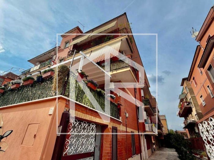 Appartamento trilocale in vendita in Via Fratelli Mazzocchi, Borghesiana, Roma