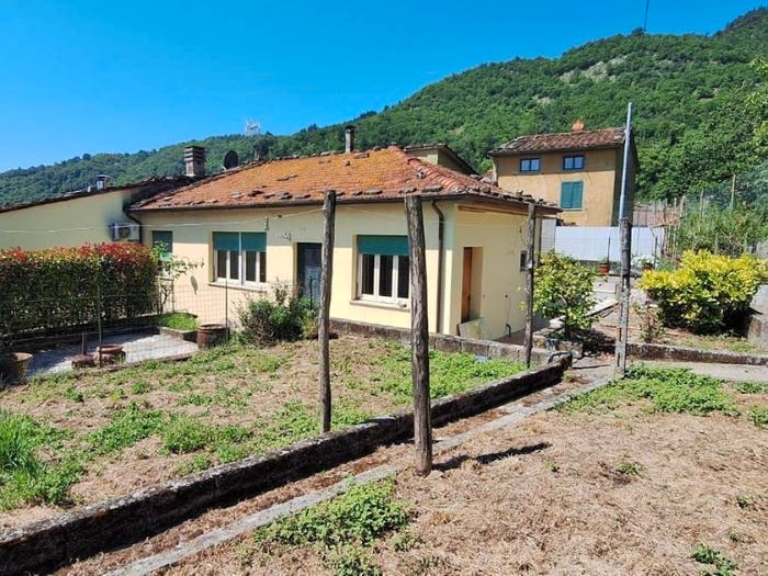 Casa quadrilocale in vendita in Cune, Borgo a Mozzano