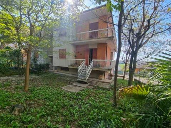 Appartamento con 6 locali in vendita in Via Isaia Billè No Number, Centro, Fermo