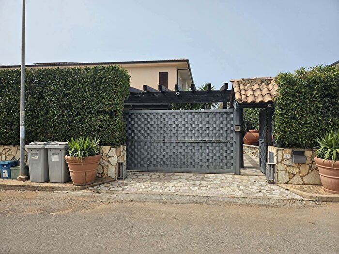 Casa con 12 locali in vendita in Via del Levante, Carini