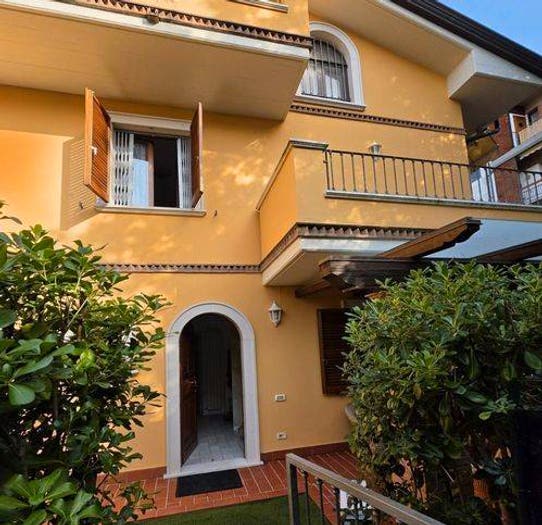 Casa con 5 locali in vendita in Marina di Massa Centro, Massa