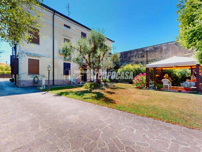 Casa con 6 locali in vendita in Via V Mandelli, Villarotta, Luzzara