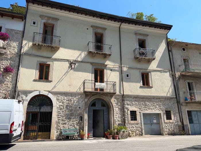 Casa con 6 locali in vendita in Via Benedetto Virgilio, Villetta Barrea