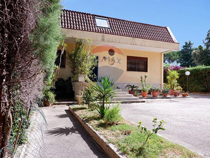 Casa con 7 locali in vendita in Via Ferrarecce, Caserta