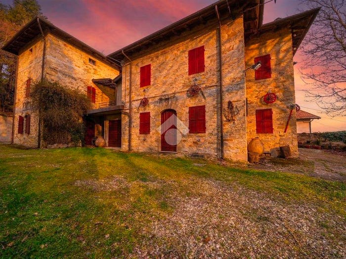 Casa con 6 locali in vendita in Str Beato Cardinal Ferrari, Palanzano