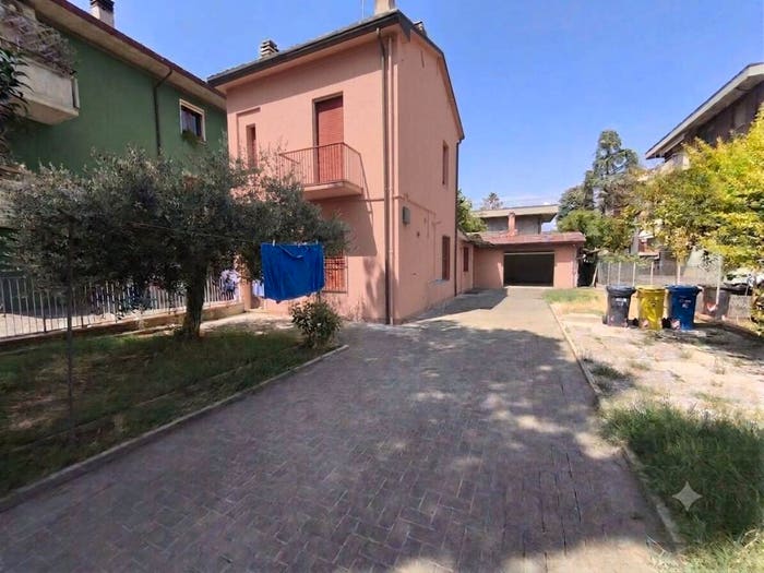 Casa quadrilocale in vendita in Viale Fratelli Spazzoli, Stadio, Forlì
