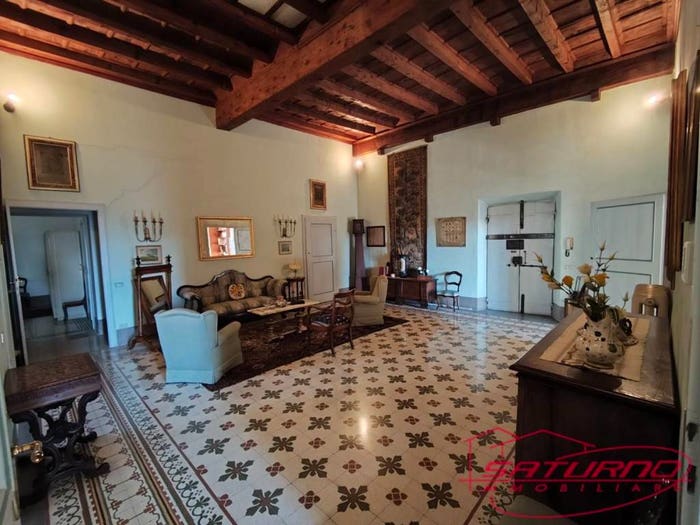 Appartamento con 6 locali in vendita in Piazza Anfiteatro Torre Guinigi, Lucca