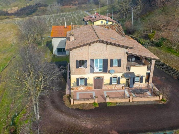 Casa con 6 locali in vendita in Via Malacria, Langhirano