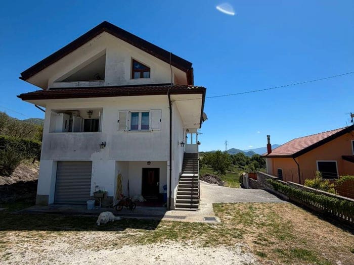 Casa con 6 locali in vendita in Via Fontana Arenale, Valva
