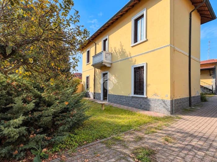 Casa quadrilocale in vendita in Vicolo Genova, Centro, Caronno Pertusella