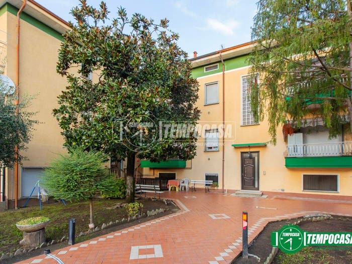 Appartamento trilocale in vendita in Piazza Martiri della Libertà, Centro, Oleggio