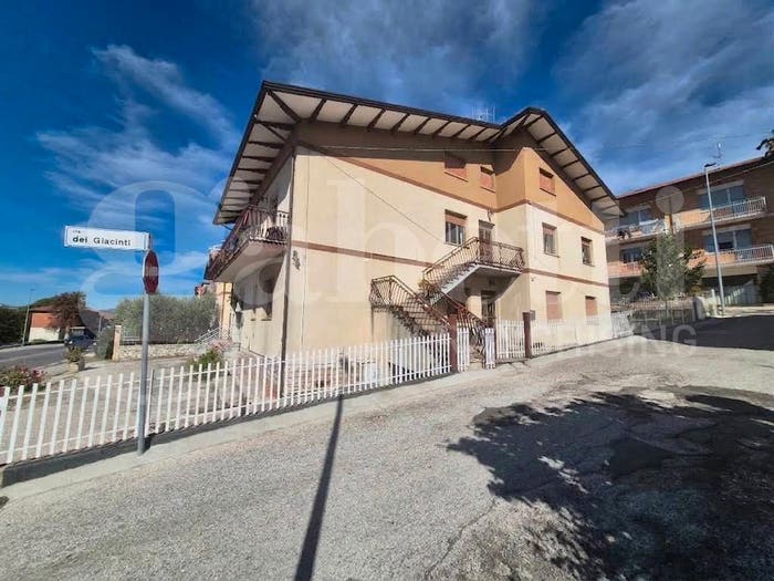 Appartamento con 6 locali in vendita in Via dei Giacinti, Semonte Casamorcia, Gubbio