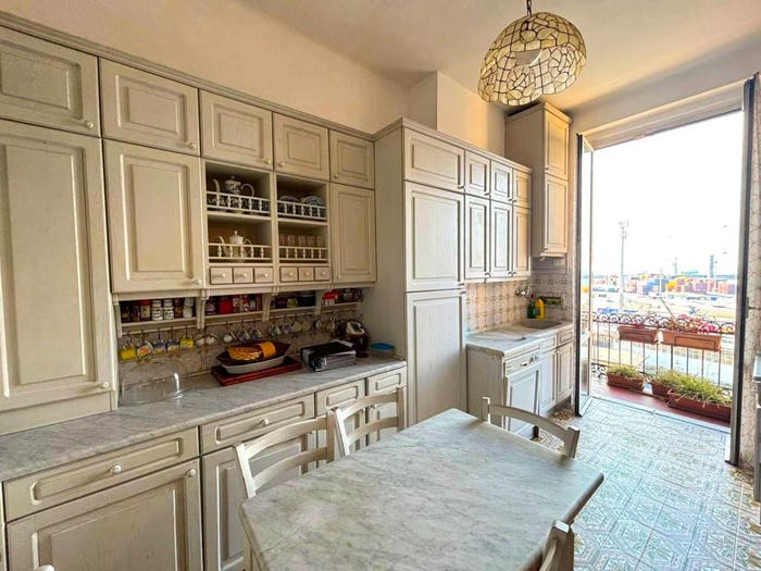 Appartamento con 6 locali in vendita in Via San Pier d'Arena, Sampierdarena, Genova