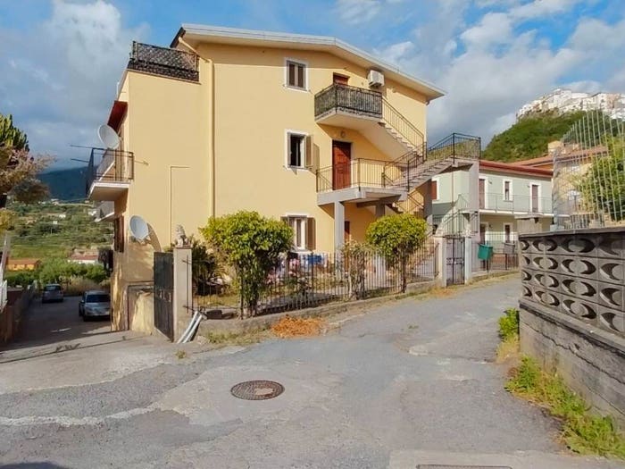 Appartamento con 6 locali in vendita in Via Francesco Cilea, Centro, Belvedere Marittimo