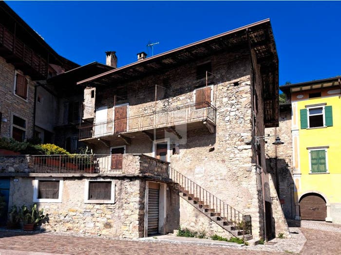 Casa in vendita in Piazza Battisti, Centro, Tenno