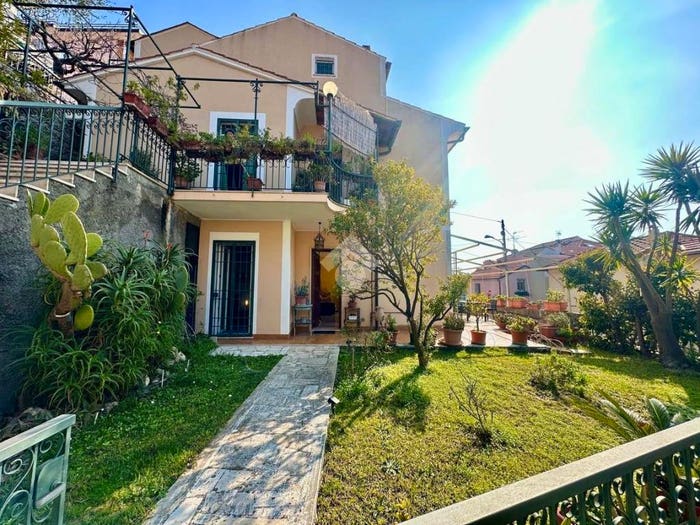 Appartamento quadrilocale in vendita in Via Paolo Cappa, Centro, Finale Ligure