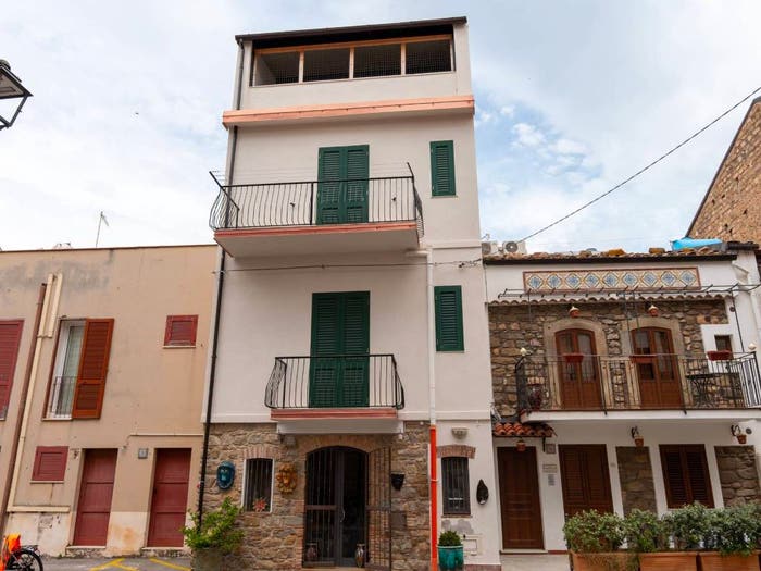 Casa quadrilocale in vendita in Via Umberto I, Santo Stefano di Camastra
