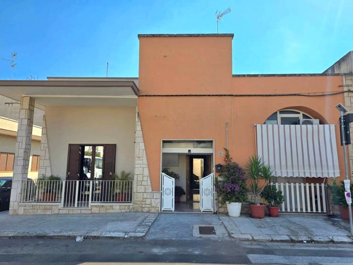 Casa trilocale in vendita in Via Caprarica, Centro, Cavallino