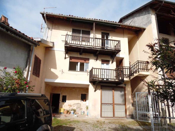 Casa con 6 locali in vendita in via Roma, Parella