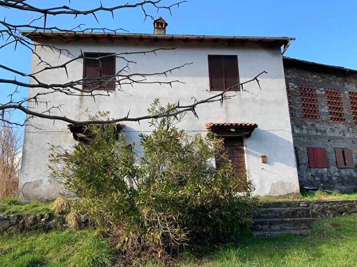 Casa con 11 locali in vendita in Gallicano