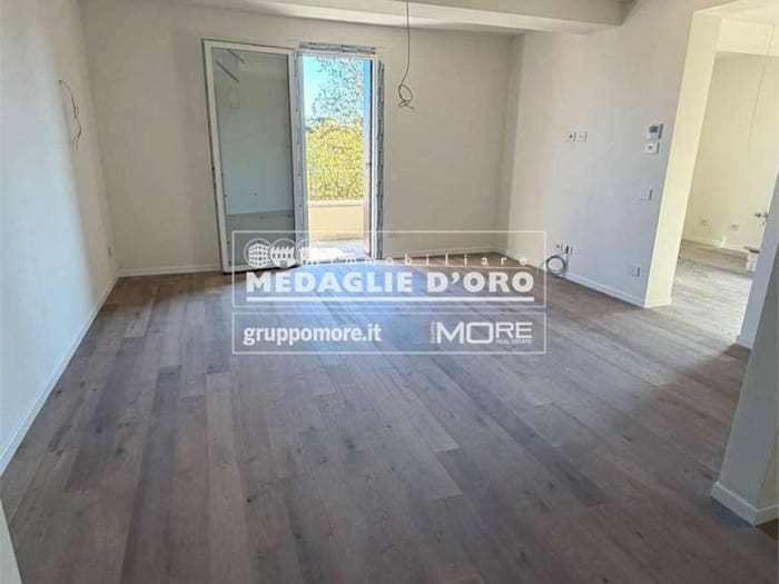 Appartamento quadrilocale in vendita in VIA BELLINZONA, Sant'Agnese Università, Modena