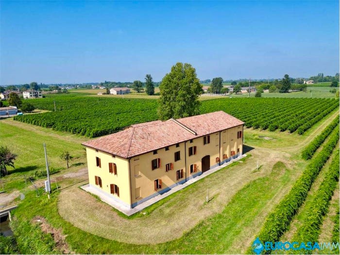 Casa con 6 locali in vendita in via Mandrio, Correggio