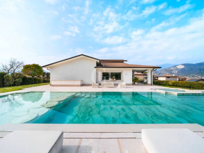 Casa con 6 locali in vendita in Via Risorgimento, Paratico
