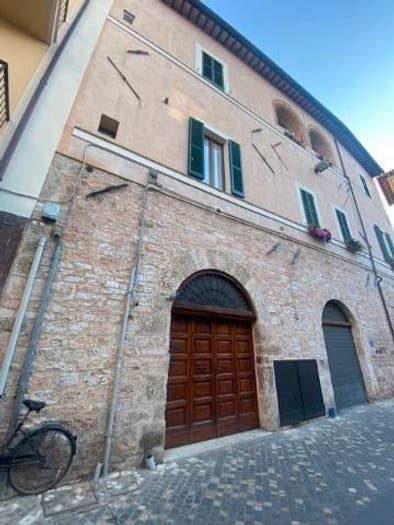 Appartamento quadrilocale in vendita in Via San Vito, Centro Storico, Foligno
