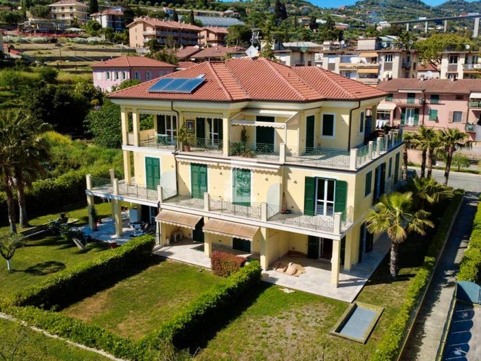 Appartamento trilocale in vendita in Via Louis Pasteur, Due Strade, Bordighera