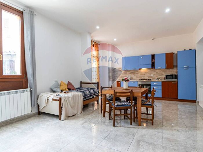 Appartamento trilocale in vendita in via della Madonnina, Centro, Barzanò