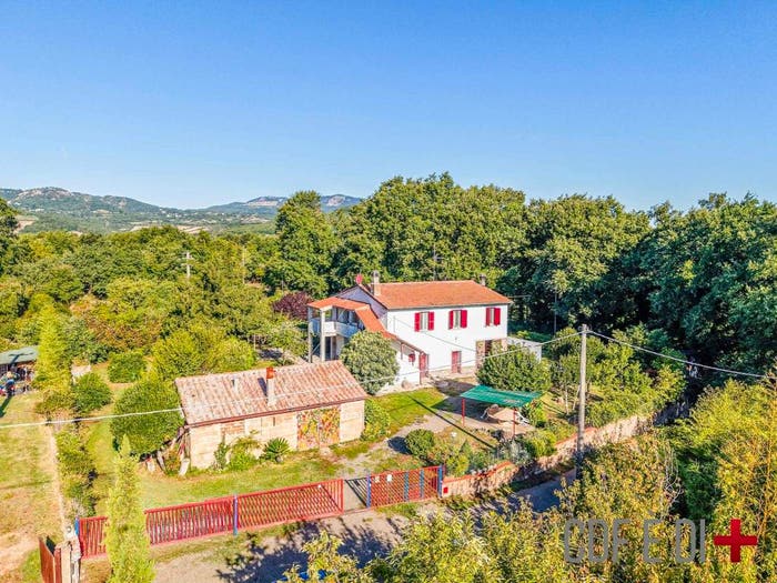 Casa quadrilocale in vendita in Case Sparse Poderuccio, Sorano