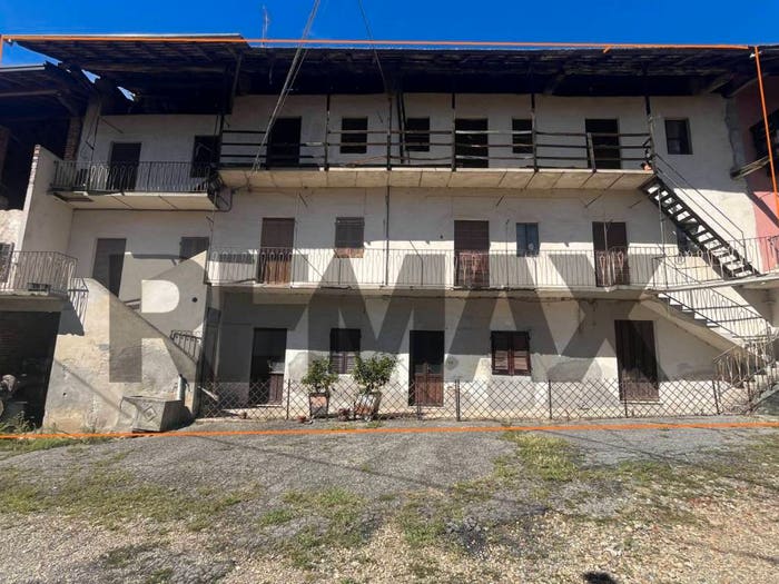 Casa con 6 locali in vendita in Borgomanero