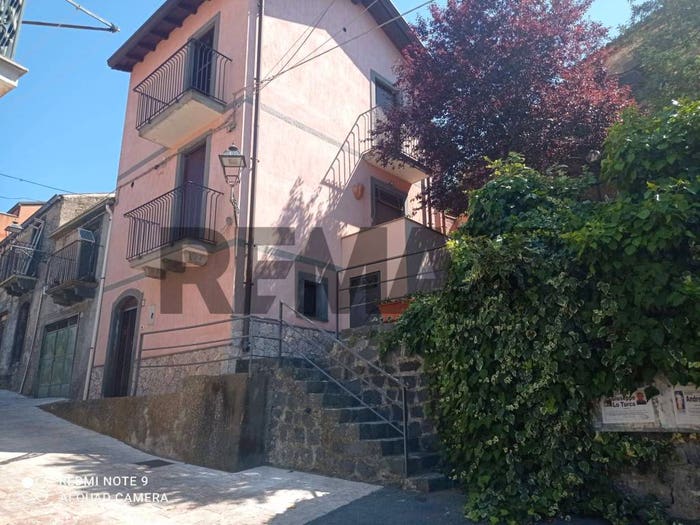 Casa con 6 locali in vendita in via dietro serbatoio, Malvagna