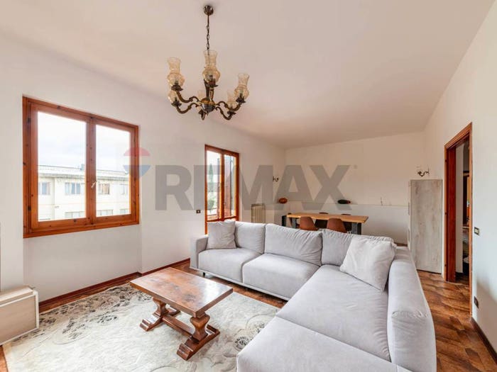 Casa con 6 locali in vendita in VIA DONINZETTI, Torre, Bucine