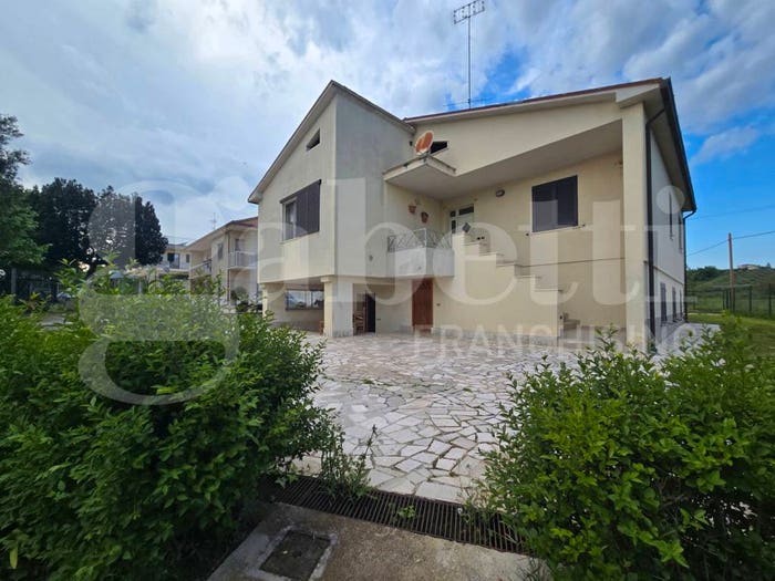 Casa con 6 locali in vendita in Via Nazionale per Teramo, Giulianova