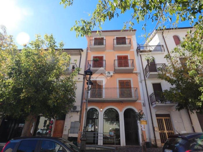 Appartamento con 6 locali in vendita in Piazza Decio Rubini, Centro, Nereto