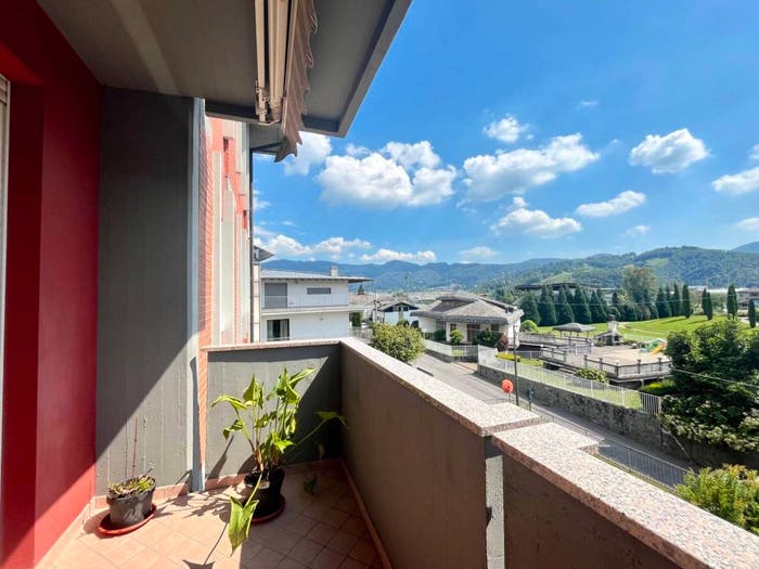 Appartamento trilocale in vendita in Via Europa, Casnigo