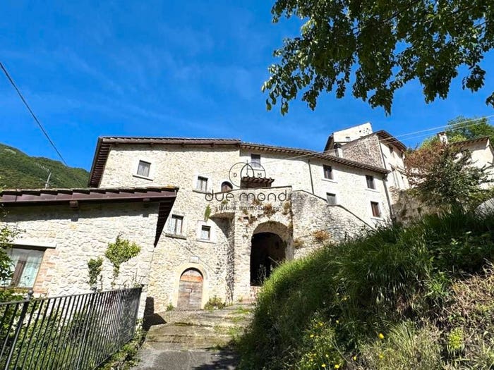 Casa quadrilocale in vendita in Via di SchioppoPontuglia, Scheggino