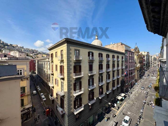 Appartamento con 5 locali in affitto in Via Maddaloni, Centro Storico, Napoli