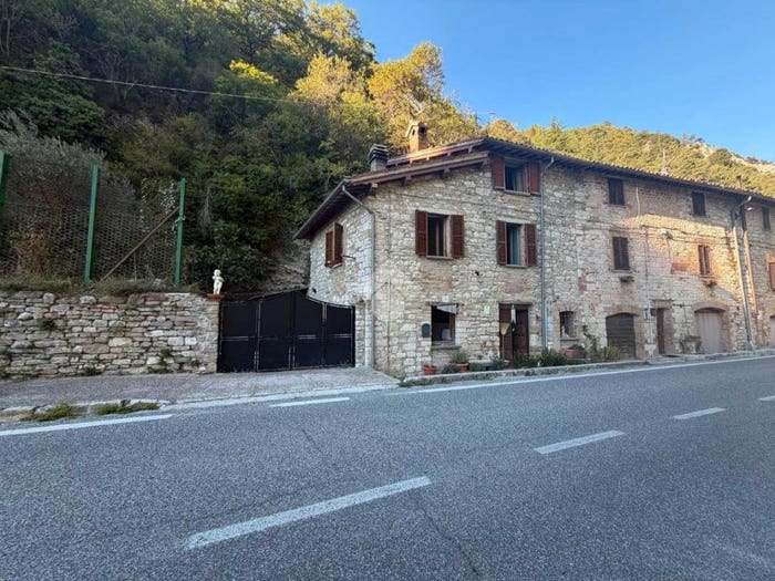 Appartamento quadrilocale in vendita in Via Stradicciola Santa Croce, Centro, Gubbio